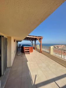 艾因苏赫纳Amazing sea view Pentahouse Apartment in Pyramids Porto El-Sokhna的海景阳台