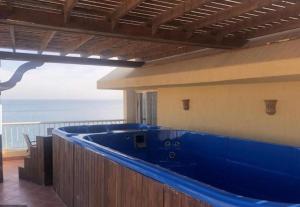 艾因苏赫纳Amazing sea view Pentahouse Apartment in Pyramids Porto El-Sokhna的海景客房内的大型蓝色浴缸