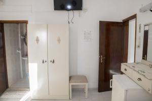 卡拉马基Psiloritis Elena的浴室配有卫生间、水槽和椅子