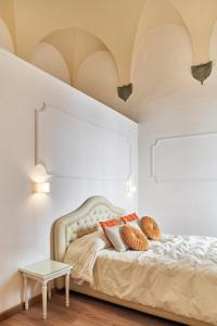 锡耶纳马尼菲科宫殿住宿加早餐旅馆的一张带两个枕头的床和一张桌子