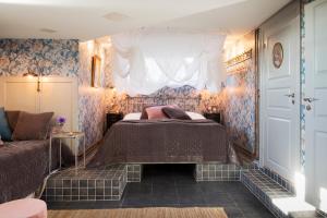 吕瑟希尔Strandvillan Hotell och Bed & Breakfast的一间卧室设有床、窗户和沙发