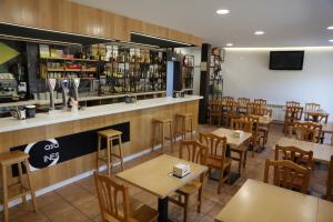卢戈CASA CINES的一间带桌椅的餐厅和一间酒吧