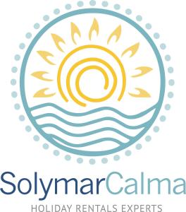 科斯塔德安提瓜Top Marina Powered by SolymarCalma的太阳和海浪度假租赁活动的标志