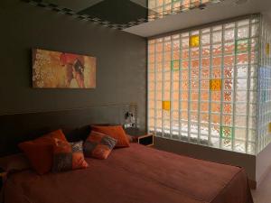 乌马内斯-德马德里拉乌尼翁酒店的一间卧室设有一张床和一个大窗户