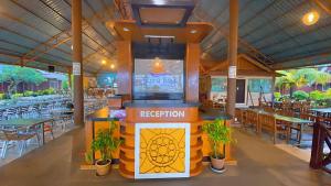 停泊岛Flora Bay 2酒店的中间设有大型电子游戏的餐厅