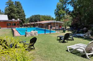 梅洛Nuevo Hotel Aguada del Zorro的一个带椅子的庭院和一个游泳池
