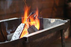 小樽温克尔山林小屋的火焰在金属锅中燃烧