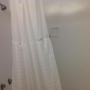 塞勒姆Baymont by Wyndham Salem Roanoke Area的浴室内挂着白色的浴帘