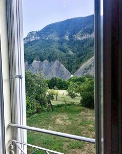 Villeneuve-dʼEntraunesLe Relais des Cavaliers的山景窗户