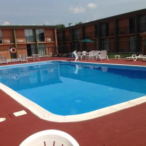 塞勒姆Baymont by Wyndham Salem Roanoke Area的酒店前方的大型游泳池
