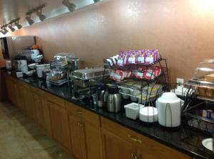 塞勒姆Baymont by Wyndham Salem Roanoke Area的厨房柜台上放着一大堆食物