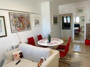 TopuskoTop Art Topusko Apartments的客厅配有桌子和红色椅子