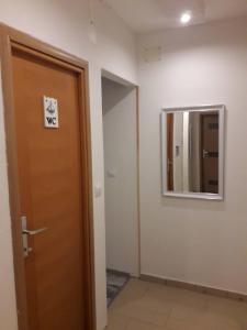 布德瓦Davidoff Branko Kalezic的一间有标志的房间的门