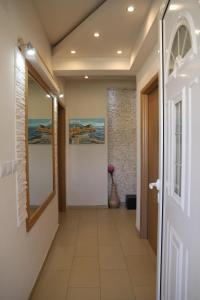布德瓦Davidoff Branko Kalezic的走廊设有白色门,铺有瓷砖地板
