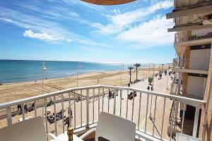 Apartamento Primera Línea Playa Centro de Guardamar的阳台或露台