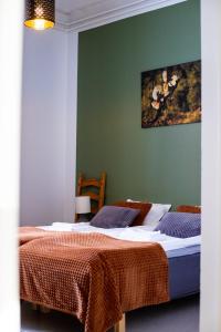 库萨莫库珊卡酒店的绿墙客房内的两张床