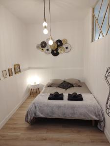 昂古莱姆La Suite Angoulême的一间卧室配有一张床,上面有两条毛巾