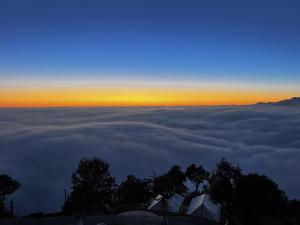 比姆塔尔DugDug Camps的从云层上方欣赏日落美景