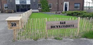 巴勒哈姆斯泰德B&B Bouwmanshoeve的木栅栏,上面有读路由器的标志