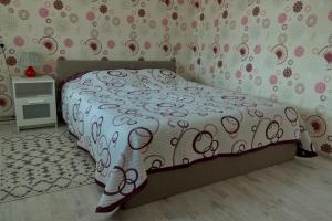比尔什托纳斯Estate I Apartamentai的卧室配有带白色粉红色棉被的床