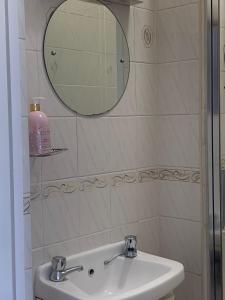 惠特利湾松林旅馆的一间带水槽和镜子的浴室