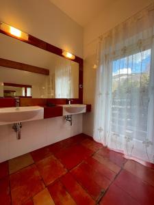 什切尔克Apartamenty Czyrna przy Gondoli的一间带两个盥洗盆的浴室和一个大窗户