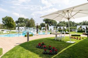 维泰博Hotel Villa Sofia的一个带遮阳伞和游乐场的公园
