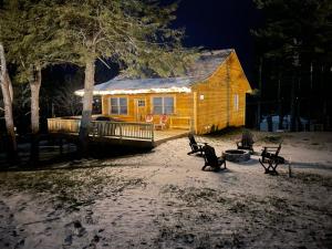 麦克亨利Slippery Slope Cabin at Deep Creek Lake / Wisp Mountain (3 BR)的小木屋前面设有灯