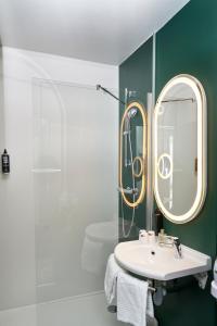 安锡Ibis Annecy - Cran-Gevrier的一间带水槽和镜子的浴室