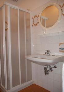 利莫内-苏尔加达花园酒店的一间带水槽和镜子的浴室