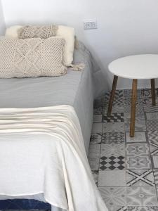 圣洛伦索Apart La Nona的一间卧室配有一张床和一张桌子