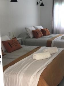 圣洛伦索Apart La Nona的一间卧室配有两张带毛巾的床