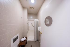 旧金山城市酒店的带淋浴和卫生间的白色浴室
