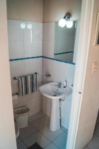奥拉涅斯塔德Courtesy Apartments Aruba的白色的浴室设有水槽和镜子