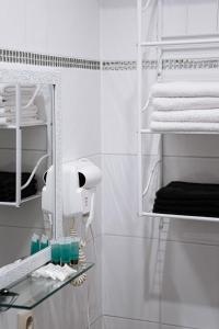 BigauņciemsVallery Guest House的白色的浴室设有镜子和毛巾