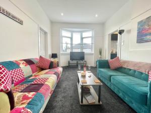 格拉斯哥Bella House - 3 bed house in Glasgow的客厅配有两张沙发和一台电视机