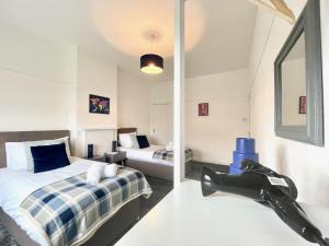 格拉斯哥Bella House - 3 bed house in Glasgow的一间卧室配有两张床和镜子