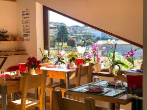 PiatedaB&B Valtellina Mon Amour的一间带桌子和大窗户的用餐室