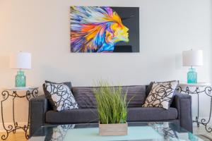 好莱坞Flip Flop Paradise in Hollywood Florida的客厅配有沙发和狮子绘画