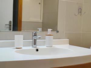 AuriolENTRE AIX ET MARSEILLE - Petite maison à Auriol的浴室水槽设有水龙头和镜子