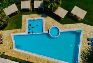 瓦尔索洛米翁Glyfa Beach Hotel的游泳池的顶部景色