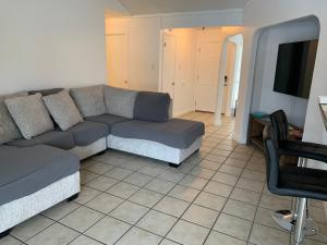 圣安东尼奥Cheerful 3-bedroom with a pool的带沙发和电视的客厅