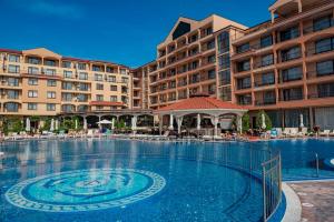 阳光海滩Menada Diamant Apartments的酒店前方的大型游泳池