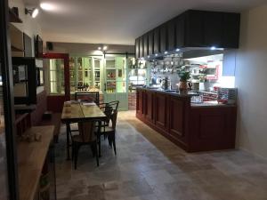 Corcelles-les-ArtsL'Atelier 1的厨房以及带桌椅的用餐室。