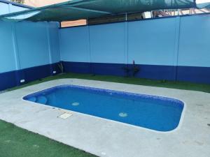 圣伊西德罗Apartamento con dos habitaciones的大楼里的一个大型蓝色游泳池