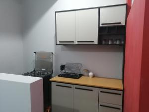 塔拉波托Apartamento familiar的小厨房配有炉灶和白色橱柜。