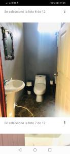 福尔图纳Sunset Inn的浴室配有白色卫生间和盥洗盆。