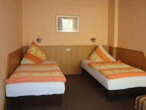 安德纳赫安德那彻旅馆的一间酒店客房内设有两张床的房间