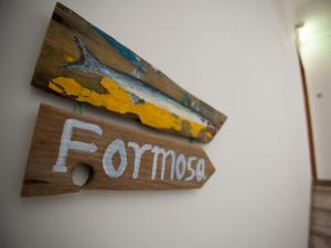 塔维拉弗莫萨旅馆的挂在墙上的狐狸标志