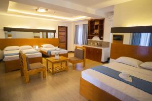 邦劳Siman Panglao的酒店客房带两张床和厨房